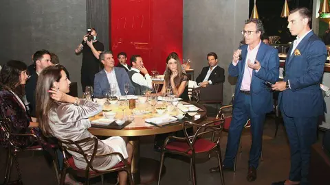 El embajador de España en EAU, Antonio Álvarez Barthe, interviene durante la inauguración oficial de 99 Sushi Bar Dubai en presencia de Jaime Castañeda, director general del restaurante. (EL CORREO)