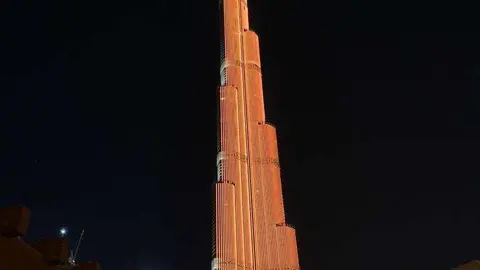 El Burj Khalifa iluminado de naranja contra la violencia. (WAM)
