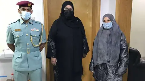 Oficiales de la Policía de Ajman con la pasajera. 