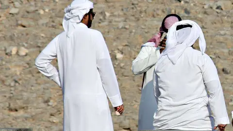 Jovénes emiratíes conversan en la montaña de Jebel Jais en Ras Al Khaimah. (EL CORREO)