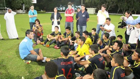 Momento del encuentro de Maradona con los jóvenes futbolistas colombianos en Dubai. (R. Pérez)