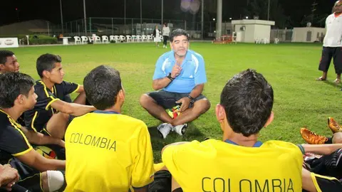 Maradona con deportistas colombianos en Dubai. (EL CORREO)