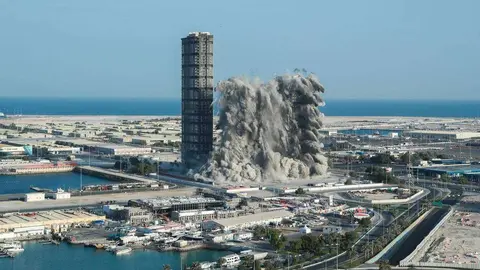 Derrumbe de una de las torres. (Twitter)