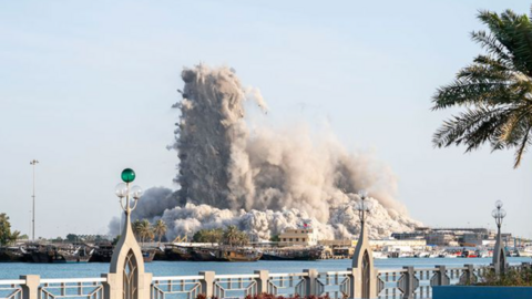 Una imagen de Twitter de la demolición de las torres de Abu Dhabi.