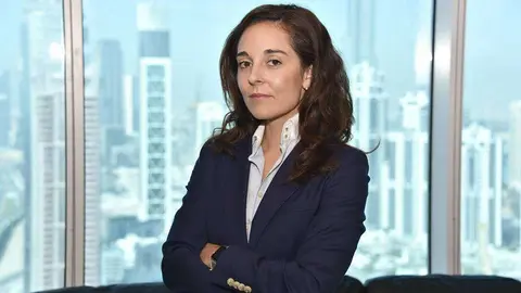 María Rubert, en su despacho de Emiratos Árabes Unidos con el skyline de Dubai de fondo. (EL CORREO)