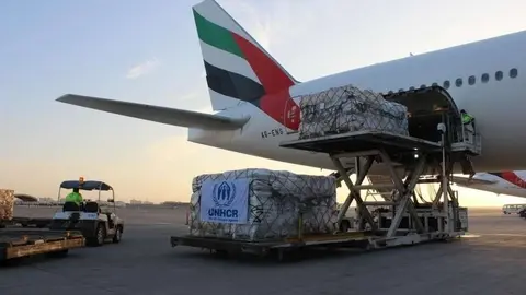 Ayuda de emergencia de los almacenes de ACNUR en Dubai se carga en un avión de Emirates con rumbo a Sudán.(ACNUR/IHC_UAE)