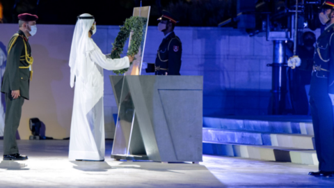 El gobernante de Dubai en el Monumento a los Caídos en Abu Dhabi. (WAM)