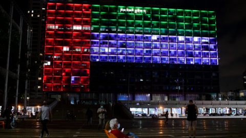 La bandera de EAU en el Ayuntamiento de Tel Aviv. (Twitter)