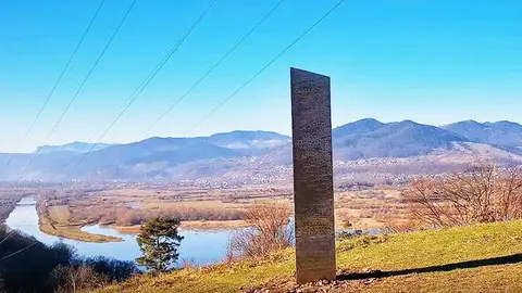 La gran estatua de metal se encontró en la colina Batca Doamnei en el norte de Rumania.
