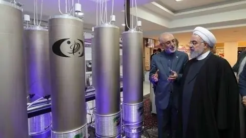 El ex presidente iraní, Hasán Rohaní, durante una visita a la organización de tecnología nuclear Ali Akbar Salehila en Teherán.