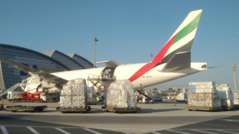 Dubai Media Office difundió esta imagen de un avión de Emirates con ayuda a Etiopía..