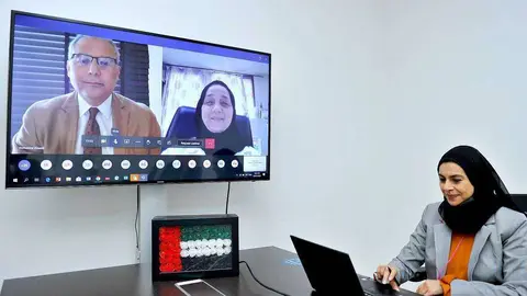 En la pantalla, los ponentes durante el desarrollo del simposio. (WAM)