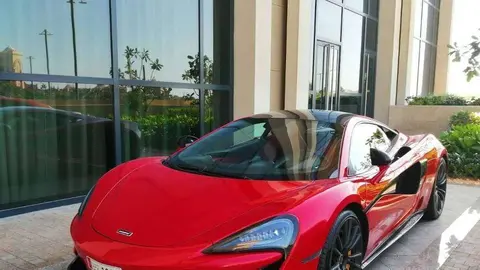 Un auto deportivo en Abu Dhabi. (EL CORREO)