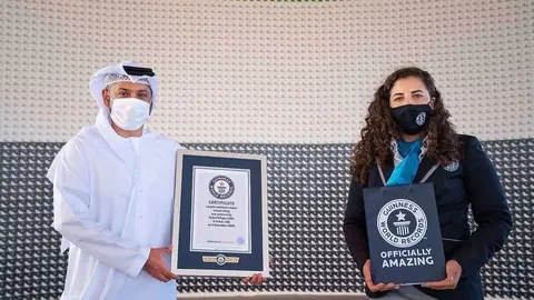 Momento en el que los responsables del Global Village reciben los certificados de los nuevos récords Guinnes. (WAM)