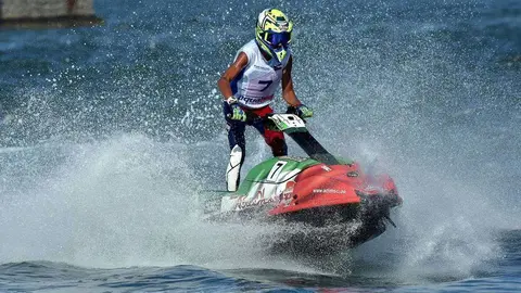 Un integrante del equipo de Abu Dhabi de motos de agua. (WAM)