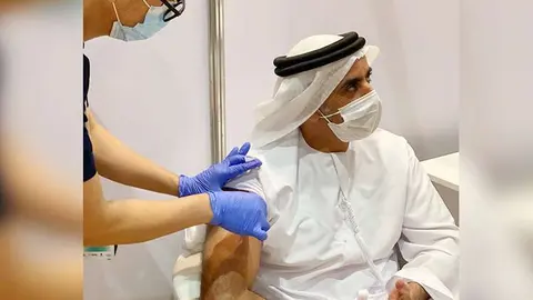 El ministro de Salud de Emiratos Árabes recibe la vacuna china. (WAM)