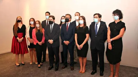 Foto de familia de los profesores con el secretario de Estado de España Global y con el embajador de España en Emiratos Árabes. (EL CORREO)