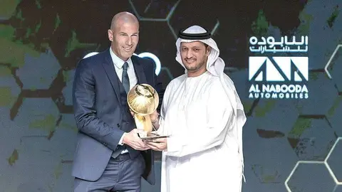 Zidane, en el momento de recibir el trofeo el mejor entrenador del año. (globesoccer.com)