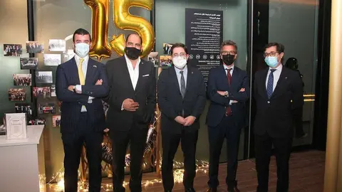 De izquierda a derecha, Guillermo Cobelo, Arturo Manso, Manuel Muñiz, Antonio Álvarez Barthe y Luis Óscar Moreno, ante el mural conmemorativo de los 15 años del Spanish Business Council en Emiratos Árabes Unidos. (EL CORREO) 