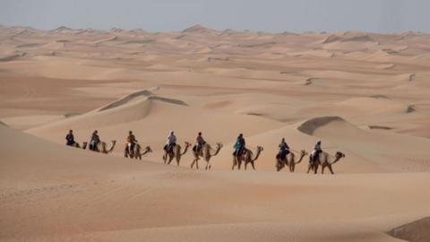Los participantes en la caravana por el desierto de Emiratos. (HHC)