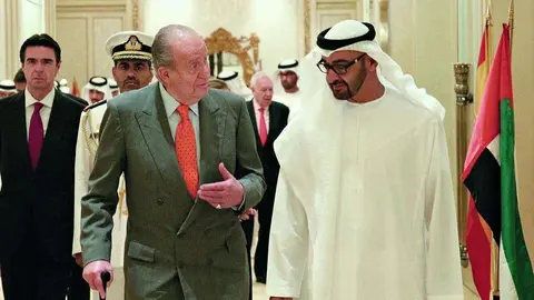 Juan Carlos I, rey emérito de España, con el jeque Mohamed bin Zayed Al Nahyan, príncipe heredero de Abu Dhabi, durante la visita oficial que protagonizó a Emiratos Árabes en 2014. (EL CORREO)