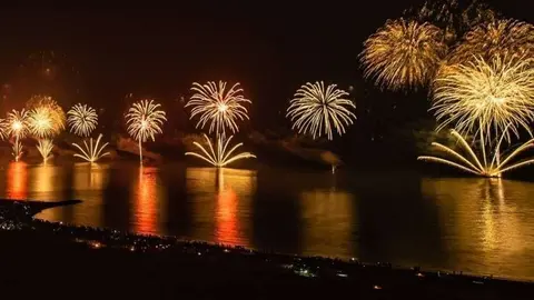 Fuegos Artificiales de Fin de Año en RAK. (WAM)
