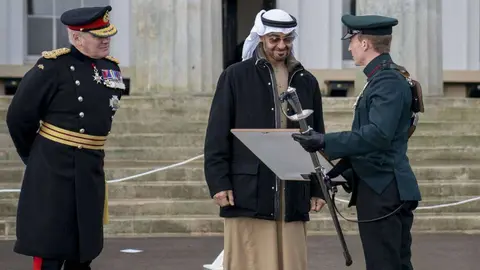 El jeque Mohamed bin Zayed, príncipe heredero de Abu Dhabi durante la ceremonia de graduación. (WAM)