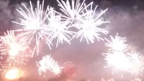 Fuegos artificiales. (EL CORREO)