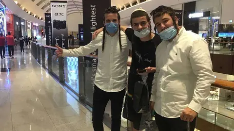 Turistas israelíes en Dubai Mall. (EL CORREO)