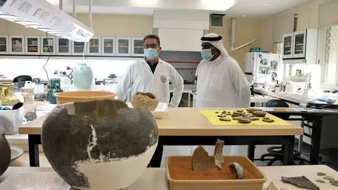 El restaurador español Miguel Ángel Núñez, en el laboratorio arqueológico que dirige en Sharjah. (María Pirén Enciso / EL CORREO)