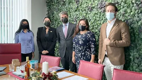 El consejero económico y comercial de España en Emiratos Árabes, Andrés Salinero, junto a Mabel Hoyos y su equipo en Hebany Group. (Cedida)