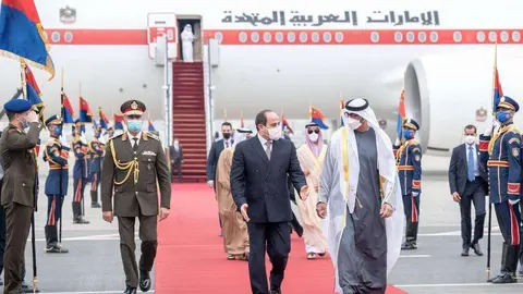 El jeque Mohamed bin Zayed, príncipe heredero de Abu Dhabi y subcomandante supremo de las Fuerzas Armadas, fue recibido por el presidente egipcio Abdel Fattah Al-Sisi en el aeropuerto. (Twitter)