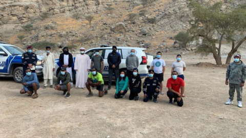 El equipo de rescate junto a los excursionistas. (Fuente externa)