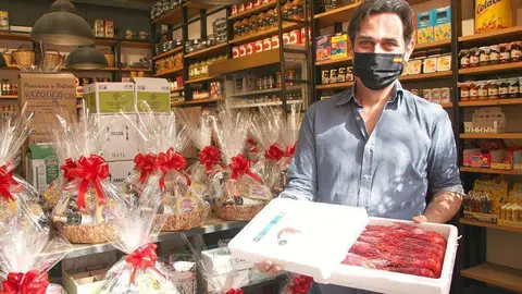 Raúl Simón, de La Despensa, muestra los espectaculares carabineros procedentes de España que tiene esta Navidad a disposición de su clientela en Emiratos Árabes. (EL CORREO)