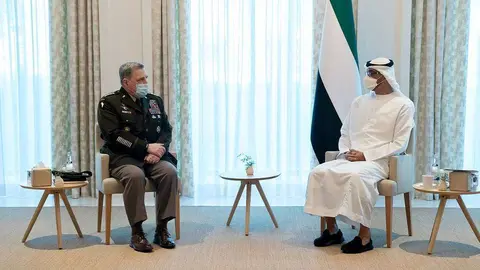 Reunión en el Palacio de Al Shati entre el príncipe heredero de Abu Dhabi y el presidente del Estado Mayor Conjunto de EEUU. (WAM)