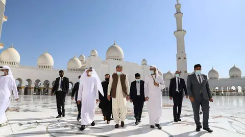 El ministro de Relaciones Exteriores de Pakistán visita la Gran Mezquita Jeque Zayed en la era del coronavirus. (WAM)