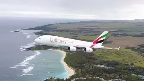 Una captura del vídeo subido a Youtube del Emirates A380 en Mauricio.