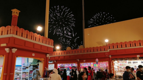 Fuegos artificiales en el Global Village de Dubai. (EL CORREO)