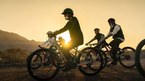 El gobernante de Dubai, durante el recorrido. (@HHShkMohd)