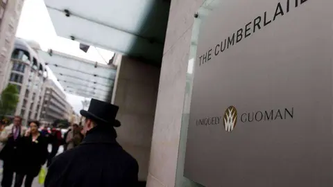 En la imagen de AFP, entrada del hotel Cumberland en Londres.