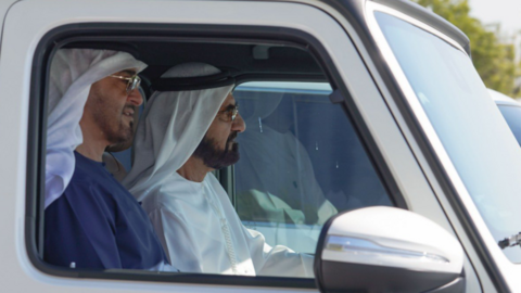 Los líderes de EAU durante un paseo por el lago Al Marmoon de Dubai. (Twitter)