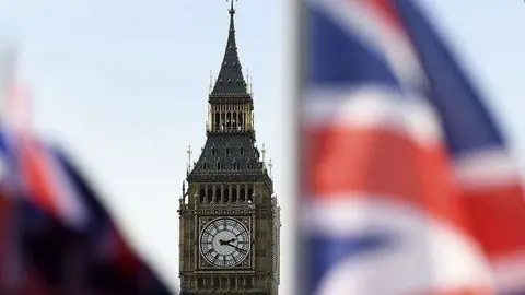 Vista del Big Ben junto a unas banderas británicas en Londres, Reino Unido. (EFE)