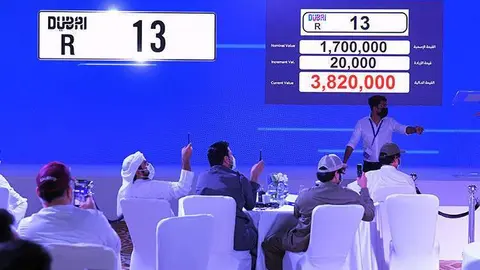 La RTA difundió imágenes de la subasta de matrículas.