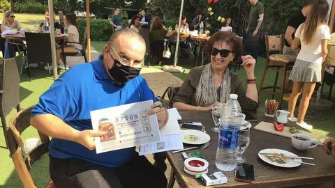 Mariano Andrés muestra en presencia de Pilar uno de los números con los que aspiraba a ganar el Gordo este 22 de diciembre. (EL CORREO)