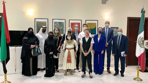 La embajadora de México en Emiratos Árabes Unidos, Francisca E. Méndez -de azul-, junto a artistas con determinación y familiares durante la inauguración de la exposición. (M. Campoy / EL CORREO)