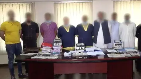 Algunos de los sospechosos bajo custodia policial. (Ministerio del Interior EAU)