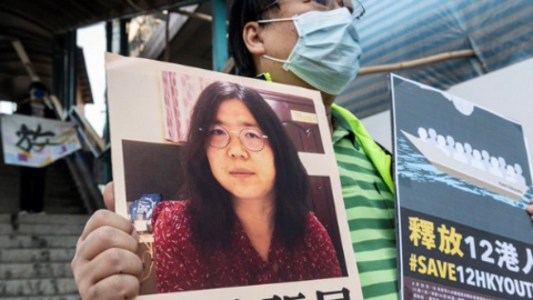 Un ciudadano sostiene un cartel pidiendo la libertad de la periodista china.