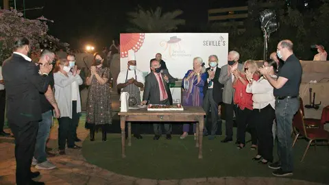 Aplauso para Mariano Andrés en el momento de cortar la tarde por el 20 aniversario del Seville's. (EL CORREO)