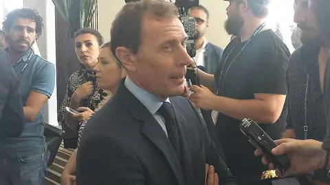Emilio Butragueño, que levantó gran expectación, atiende a los medios en Abu Dhabi. (Richard Ramos)