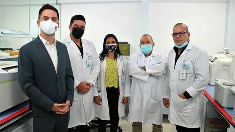 Científicos en el laboratorio del Centro de Células Madre de Abu Dhabi. (EL CORREO)